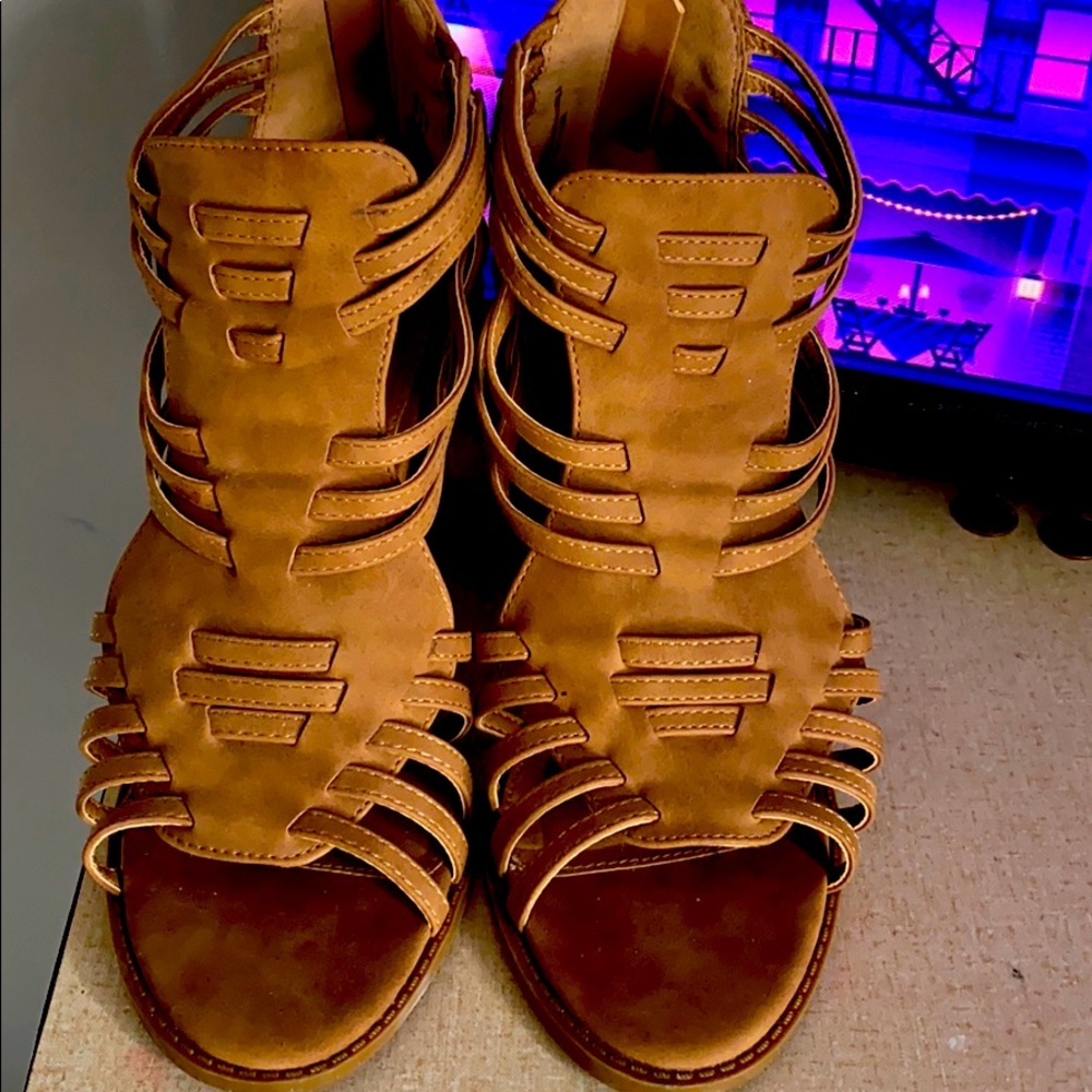 I’m selling a pair of bootie sandals